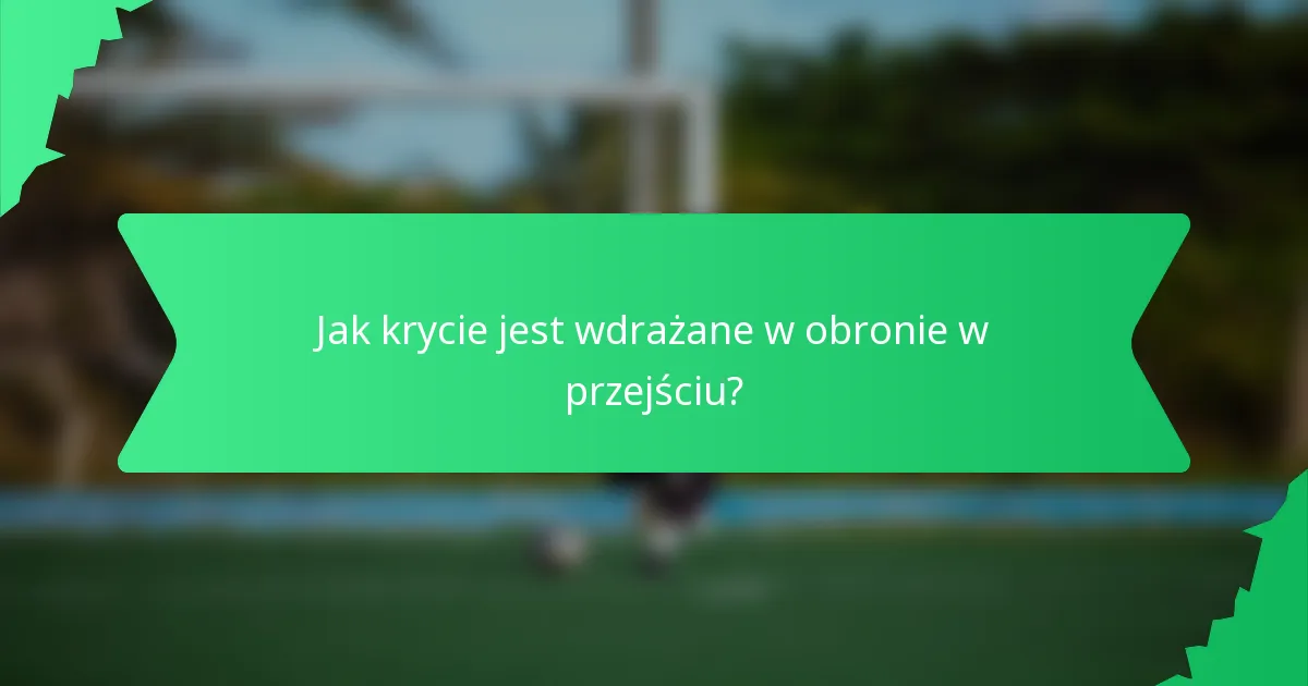Jak krycie jest wdrażane w obronie w przejściu?